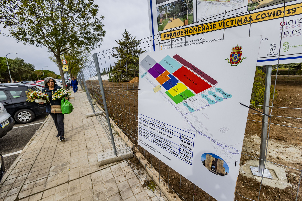 Día de los Santos, gente llevando flores al cementerio, cementerio, flores en el cementerio, Día de todos los SNTO, GENTE COMPRANDO FLORES Y LLEVÁNDOLAS AL CEMENTERIO,  / RUEDA VILLAVERDE