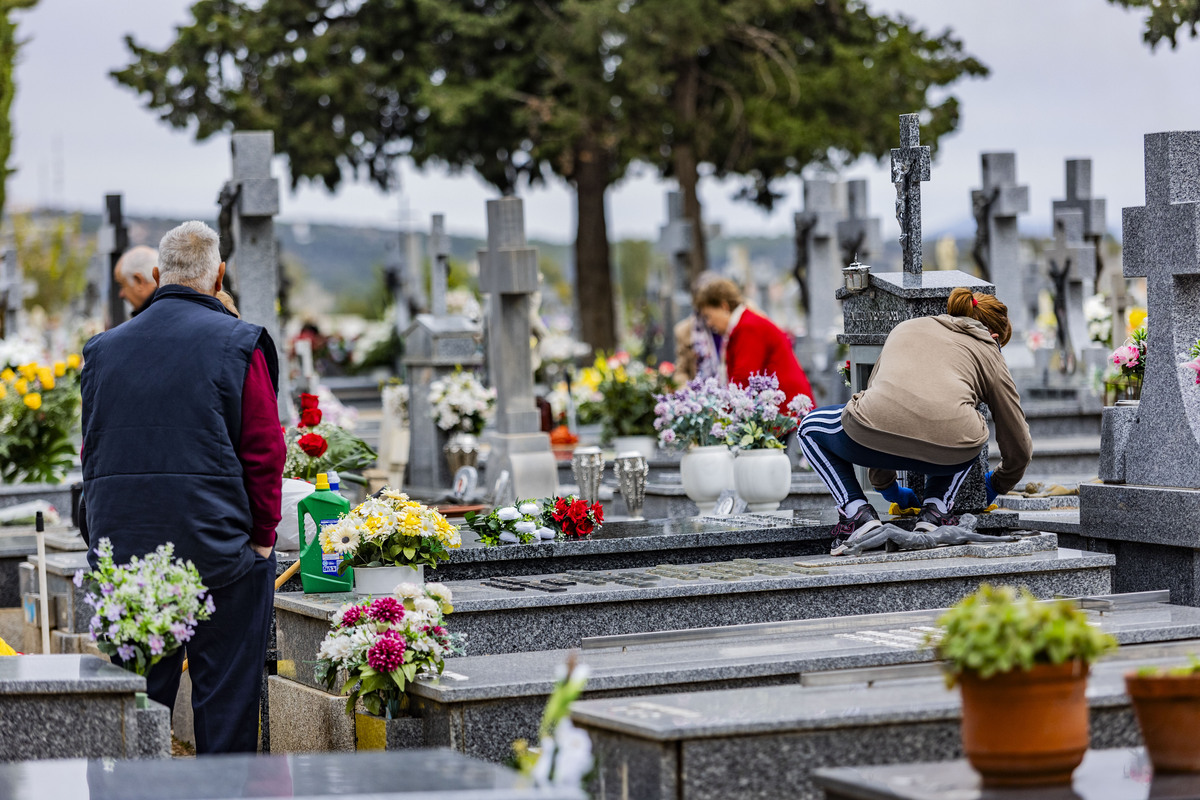 Día de los Santos, gente llevando flores al cementerio, cementerio, flores en el cementerio, Día de todos los SNTO, GENTE COMPRANDO FLORES Y LLEVÁNDOLAS AL CEMENTERIO,  / RUEDA VILLAVERDE