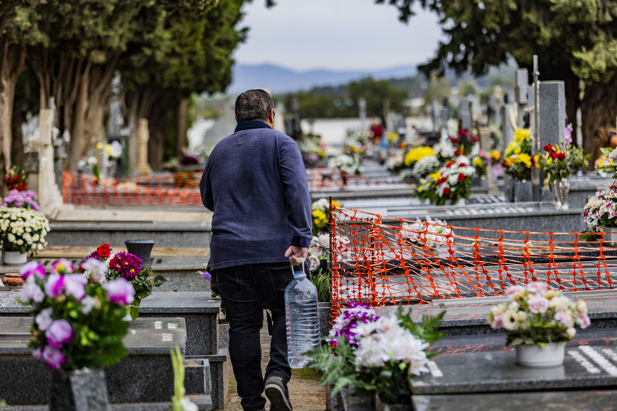 Día de los Santos, gente llevando flores al cementerio, cementerio, flores en el cementerio, Día de todos los SNTO, GENTE COMPRANDO FLORES Y LLEVÁNDOLAS AL CEMENTERIO,  / RUEDA VILLAVERDE