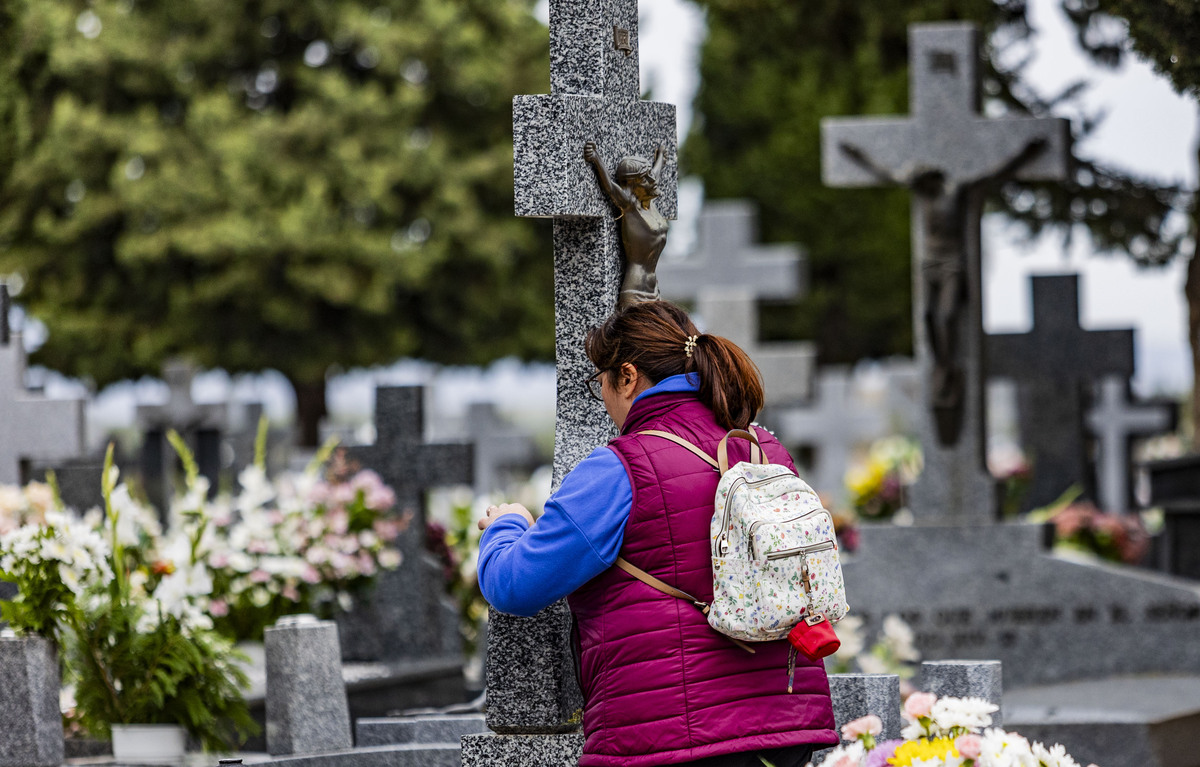 Día de los Santos, gente llevando flores al cementerio, cementerio, flores en el cementerio, Día de todos los SNTO, GENTE COMPRANDO FLORES Y LLEVÁNDOLAS AL CEMENTERIO,  / RUEDA VILLAVERDE