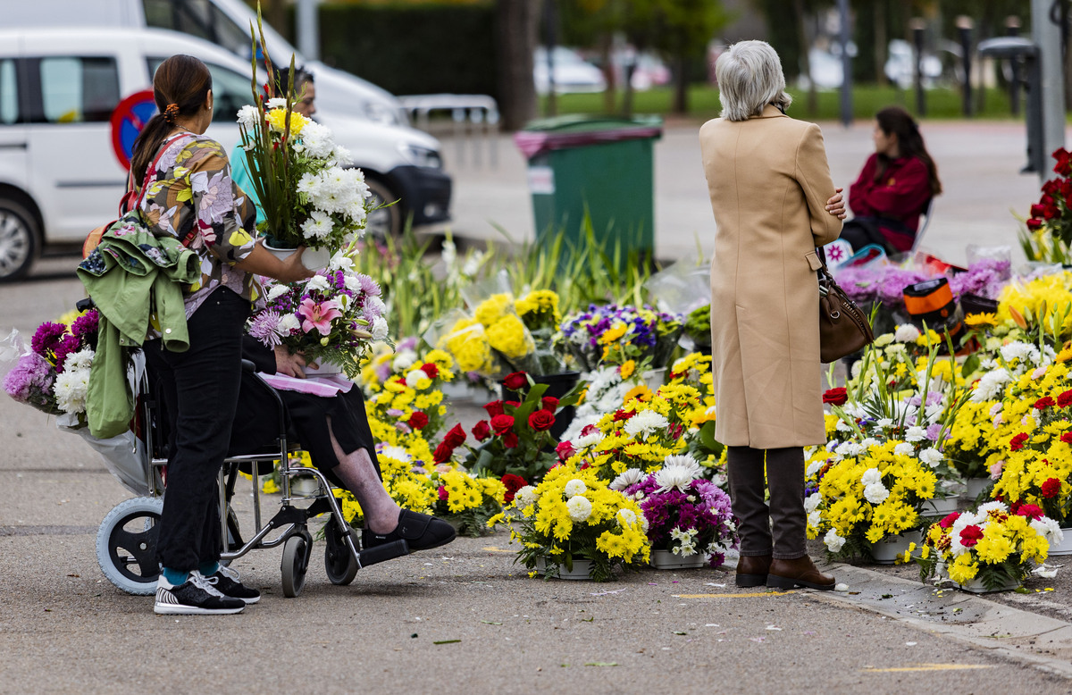 Día de los Santos, gente llevando flores al cementerio, cementerio, flores en el cementerio, Día de todos los SNTO, GENTE COMPRANDO FLORES Y LLEVÁNDOLAS AL CEMENTERIO,  / RUEDA VILLAVERDE