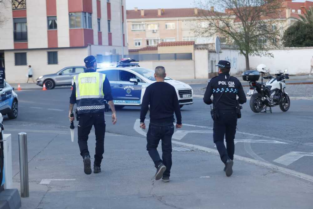 El conductor del atropello iba con el móvil y se saltó en rojo