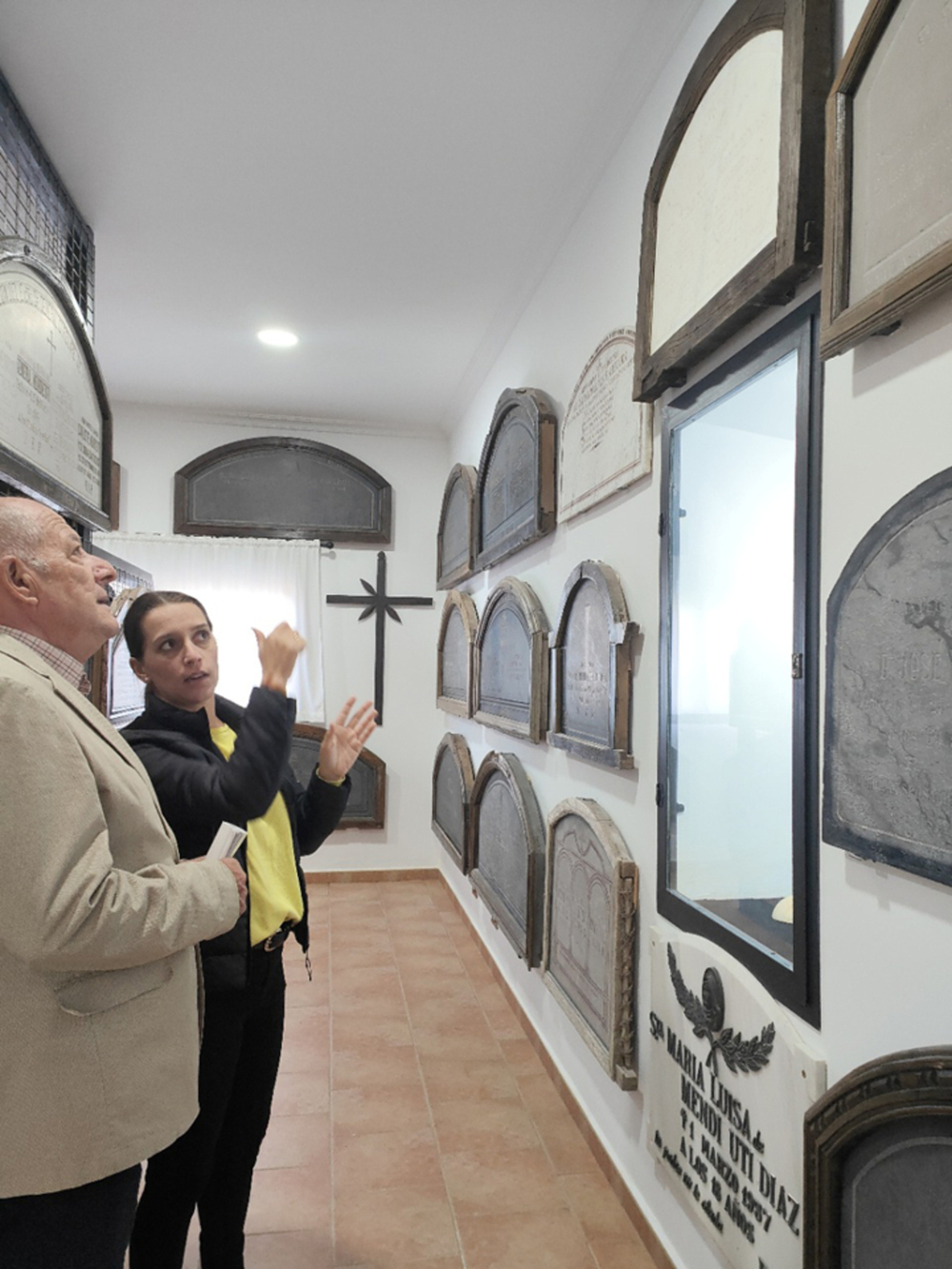 Exposición de lápidas y cruces en el cementerio de Almagro