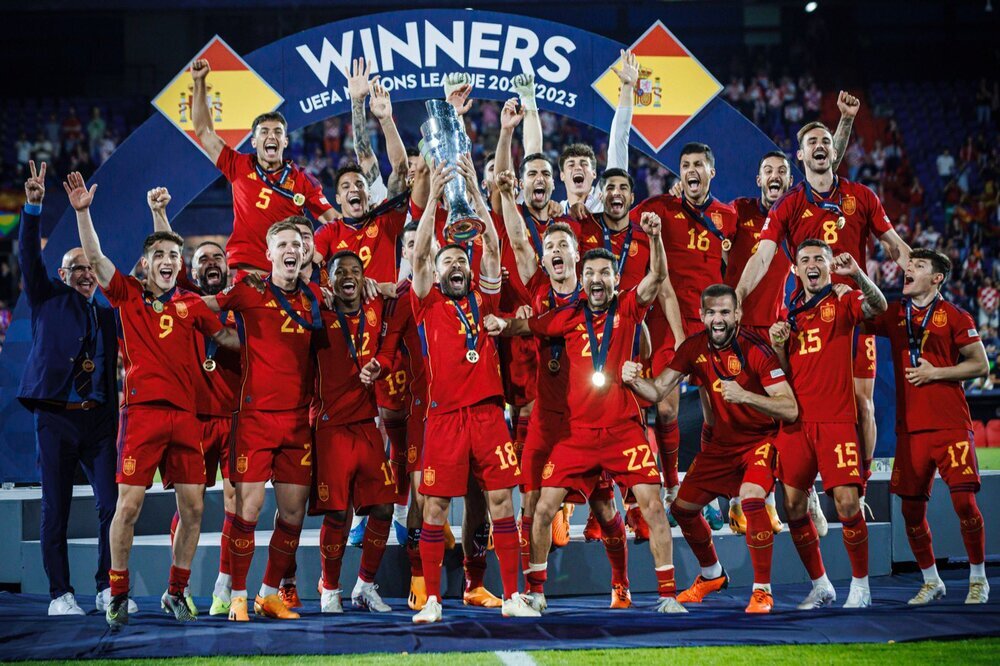 Los integrantes de la selección española festejan la victoria.