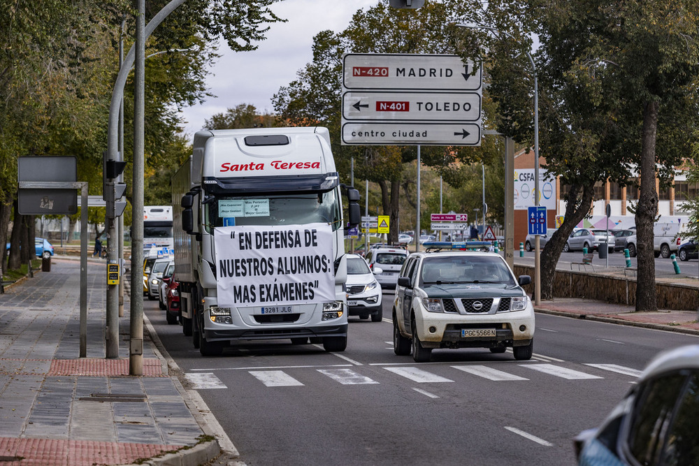 Las autoescuelas protestan en una marcha lenta por la capital