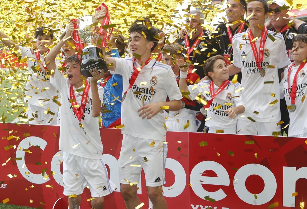 La plantilla del Real Madrid festeja su título.