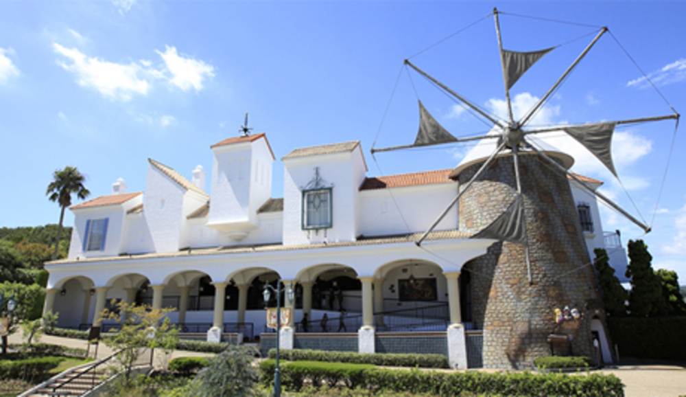 Entrada al ‘Vuelo del Quijote’, más parecida a un cortijo andaluz y con un molino griego.