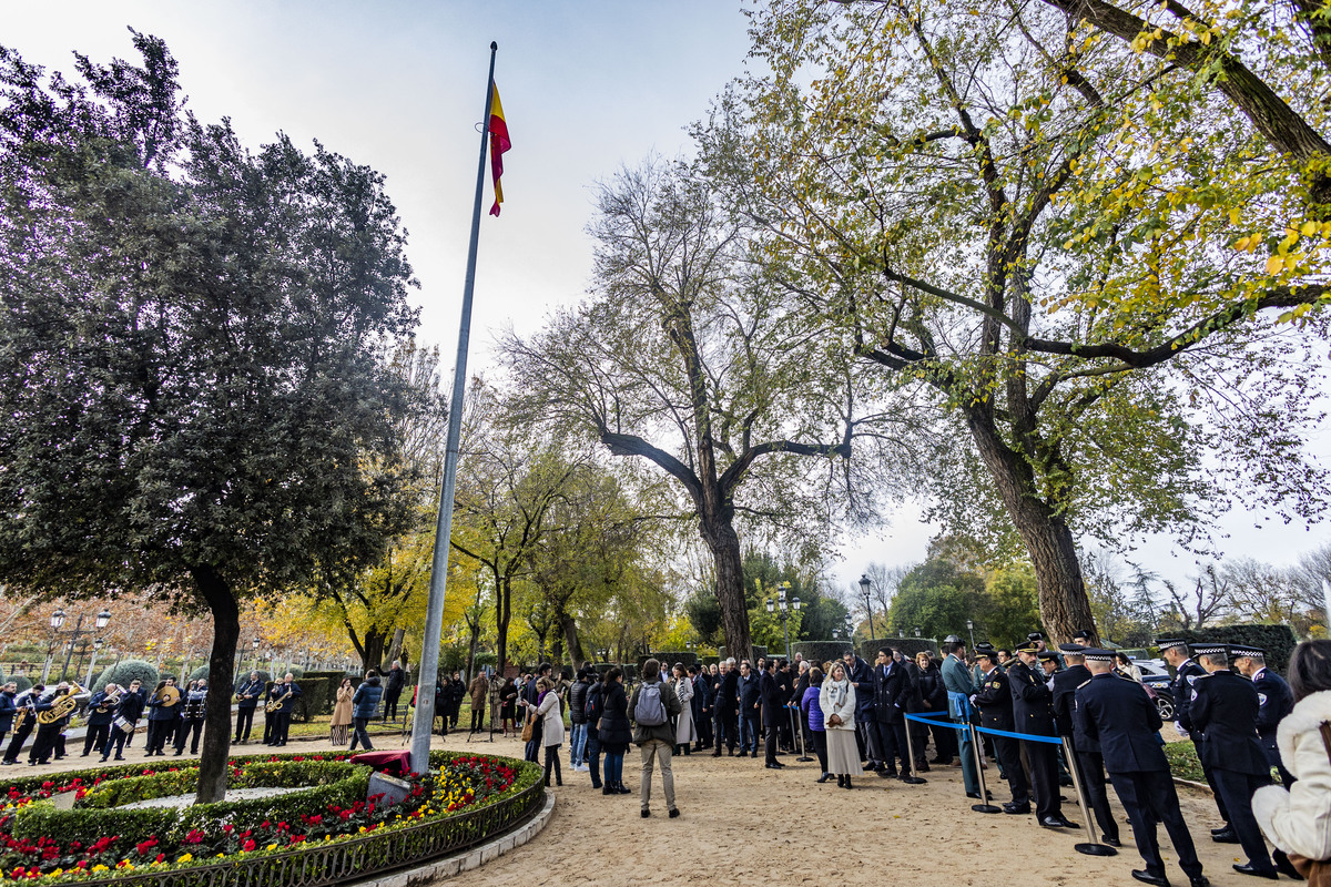 Celebración del día de la Constitución e izada de la BANDERA EN EL PARQUE DE DE GASSET  / RUEDA VILLAVERDE