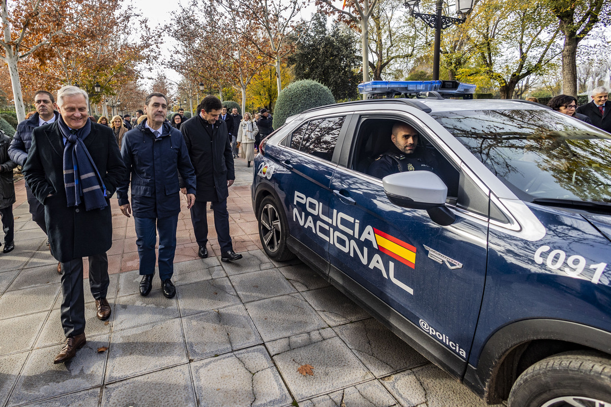 Celebración del día de la Constitución e izada de la BANDERA EN EL PARQUE DE DE GASSET  / RUEDA VILLAVERDE