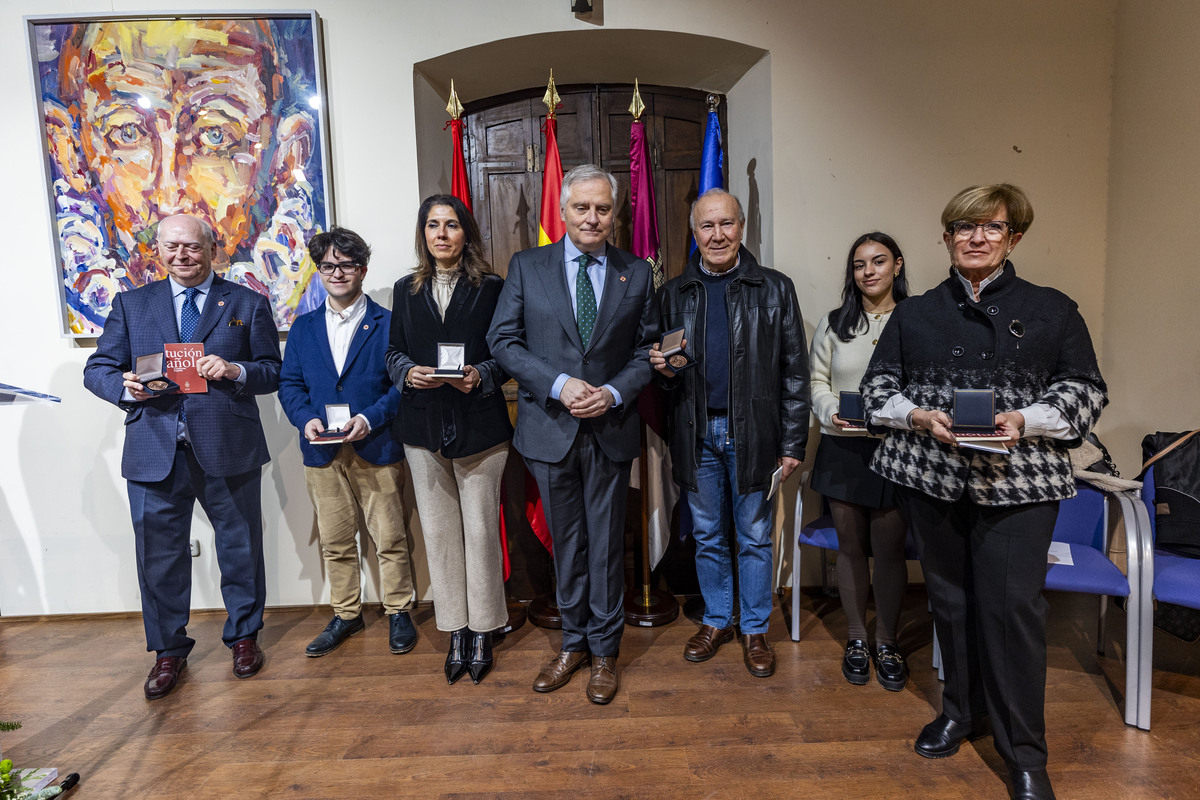 Celebración del día de la Constitución e izada de la BANDERA EN EL PARQUE DE DE GASSET  / RUEDA VILLAVERDE