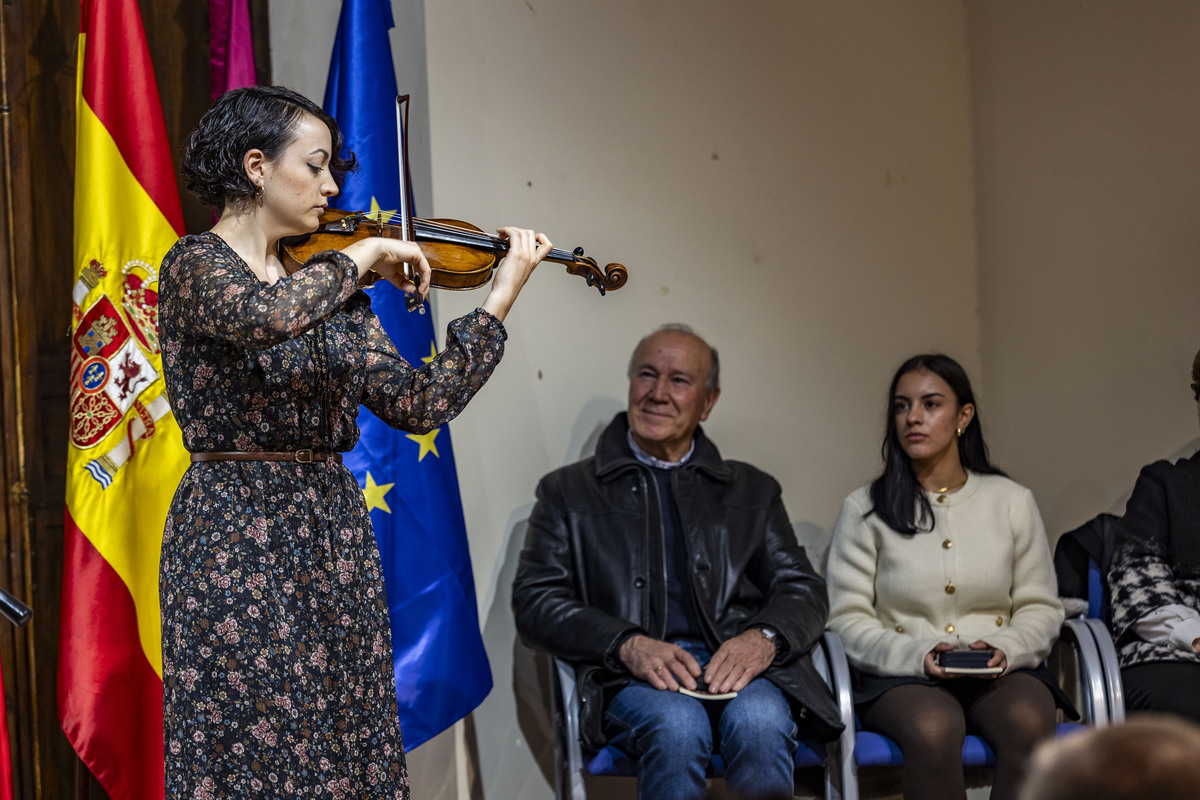 Celebración del día de la Constitución e izada de la BANDERA EN EL PARQUE DE DE GASSET  / RUEDA VILLAVERDE