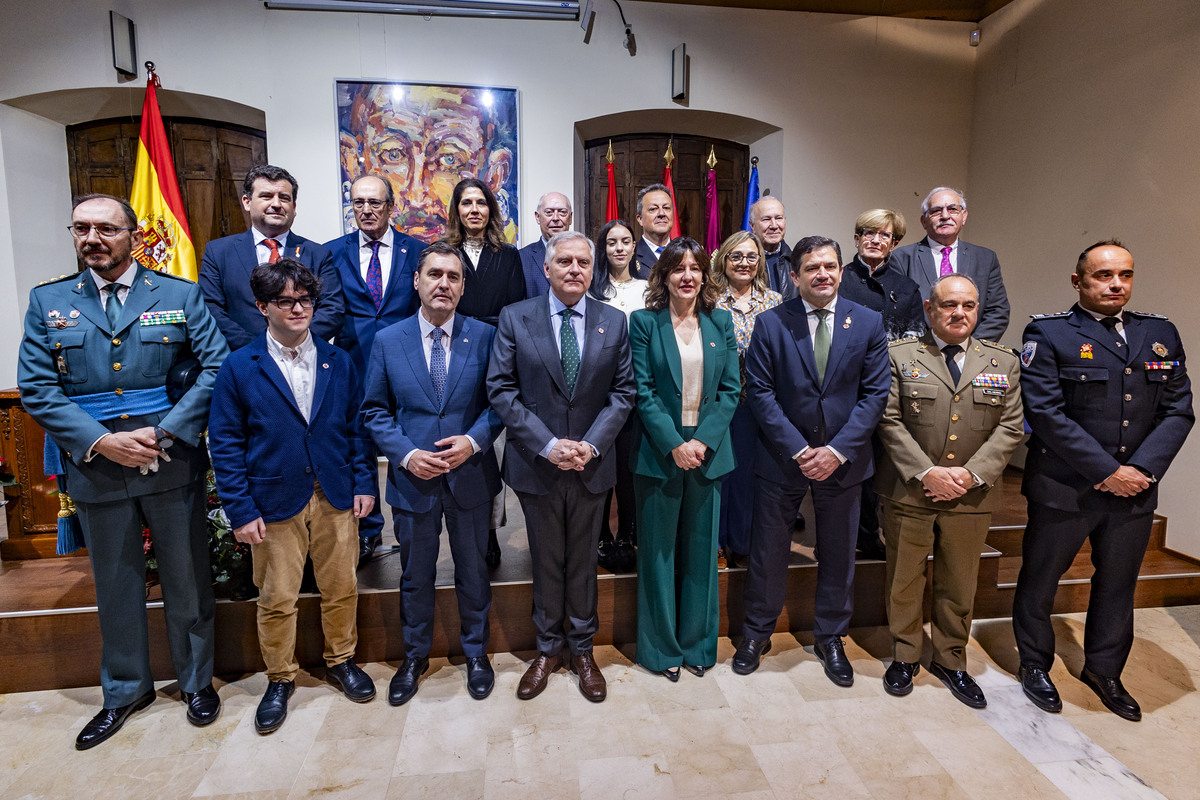 Celebración del día de la Constitución e izada de la BANDERA EN EL PARQUE DE DE GASSET  / RUEDA VILLAVERDE