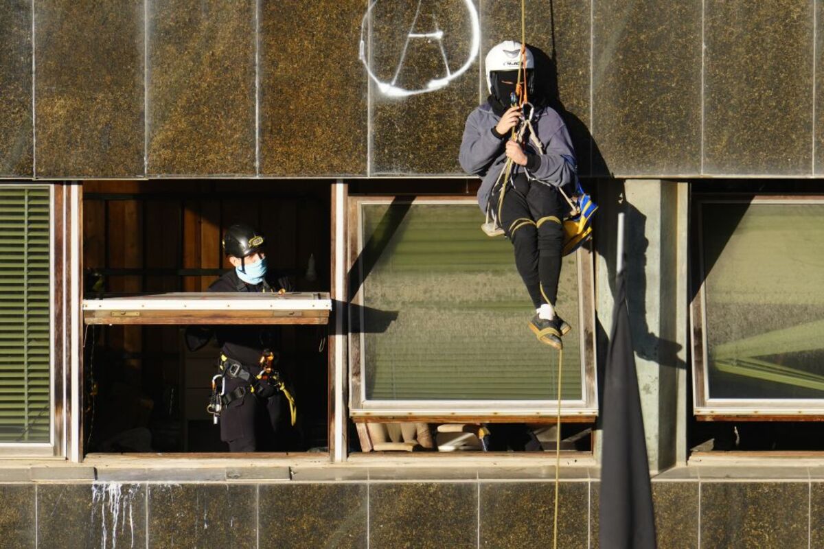 Mossos acceden al interior de El Kubo y al patio de la Ruïna ante la resistencia de ocupas  / ENRIC FONTCUBERTA