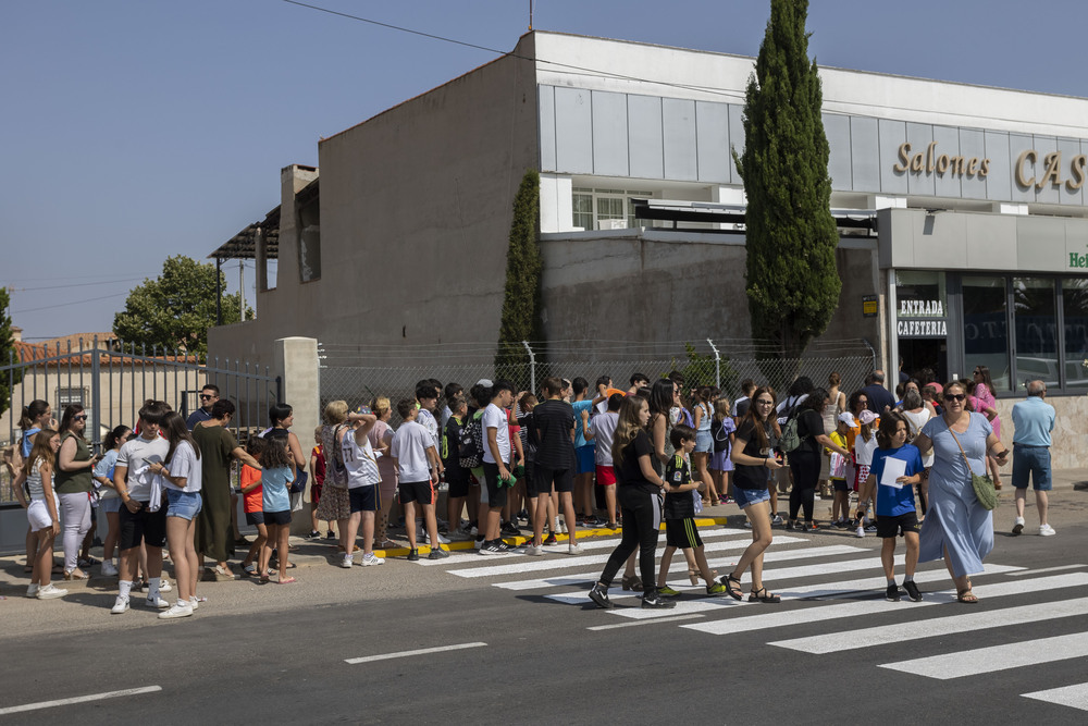 La fila para el acto de la firma de autógrafos salía de las instalaciones para ocupar la acera.