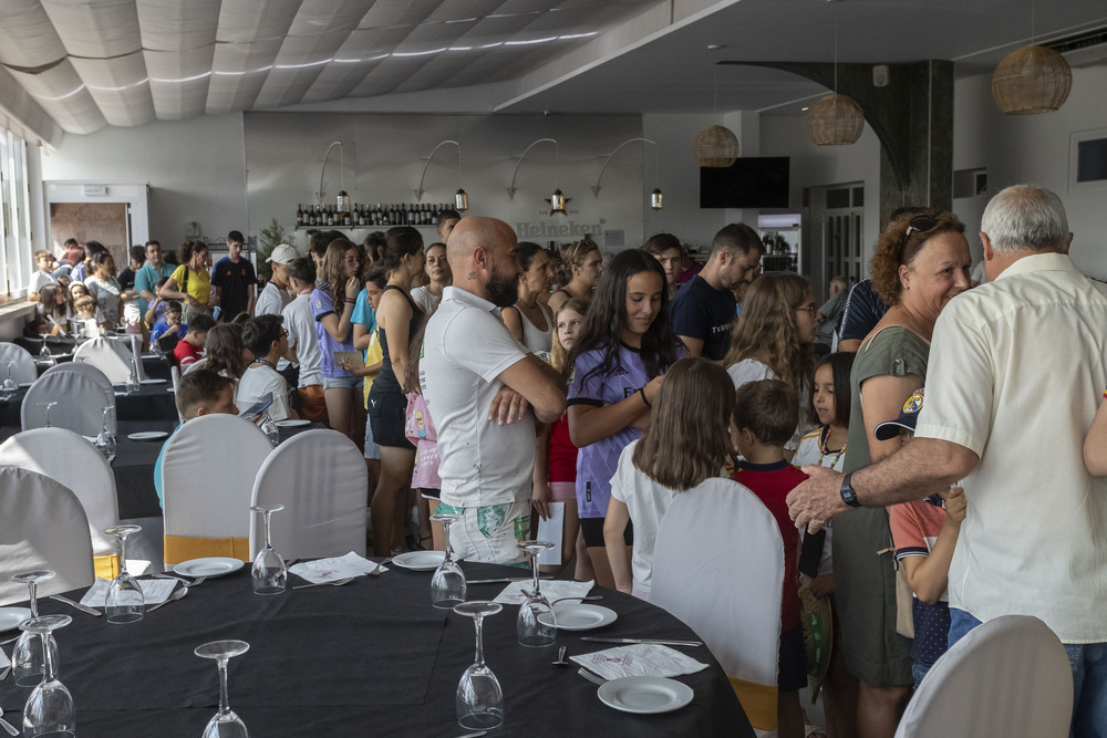 Personas esperando en el interior de la cafetería.