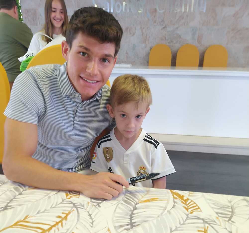 Fran García, con un pequeño aficionado con la camiseta del Real Madrid.