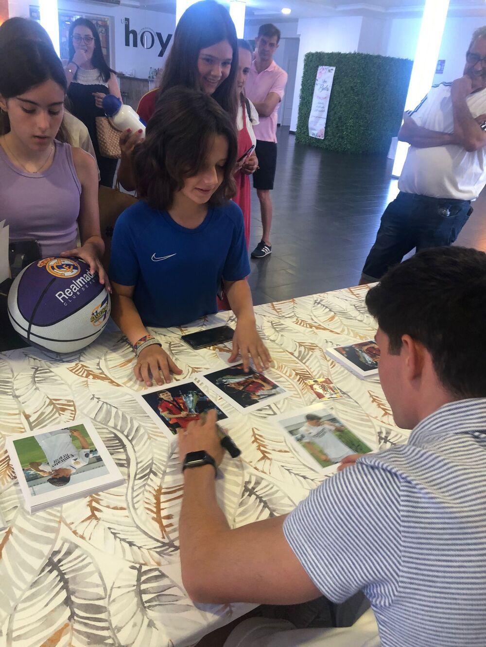 Un momento del acto de firma de Fran García.