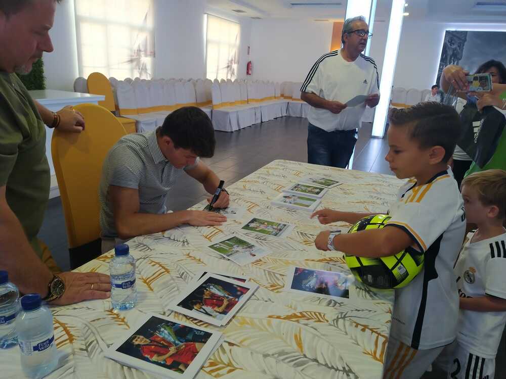 Fran García no paró de firmar fotos en toda la mañana.