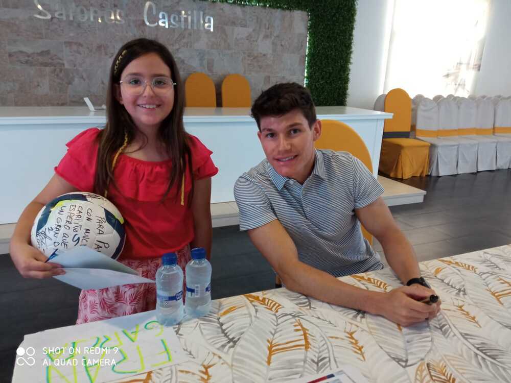 Fran García posa con una joven seguidora.