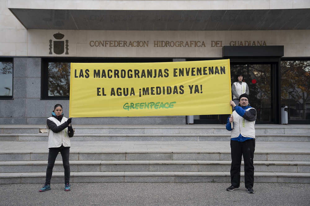 Activistas de Greenpeace cortan el agua a la CHG