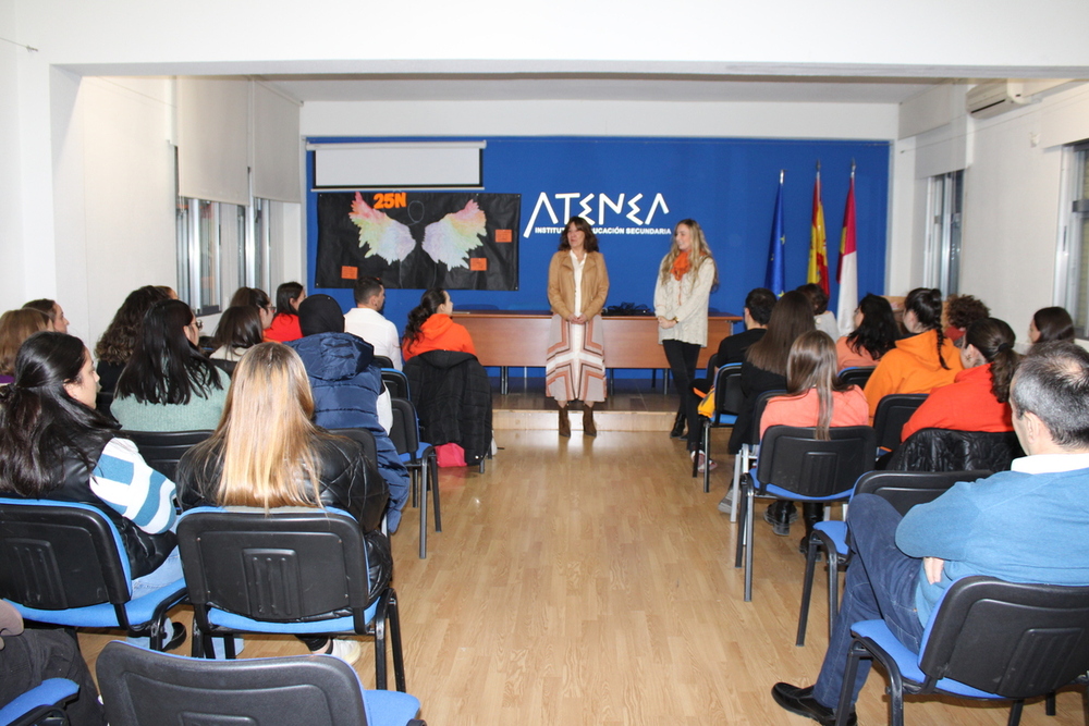 Blanca Fernández aborda la igualdad con alumnos del IES Atenea