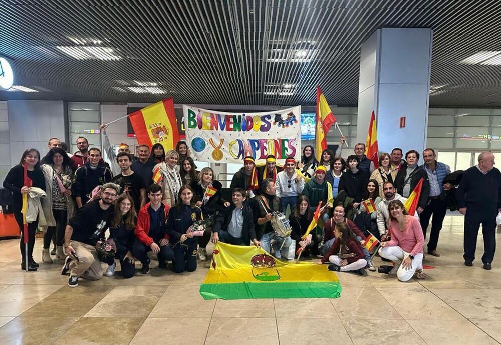 Familiares y amigos recibieron a Inmaculada García en el aeropuerto de Barajas.