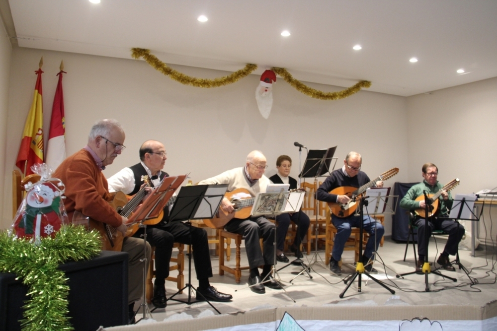 El Centro de Mayores celebra la Navidad con música y baile 