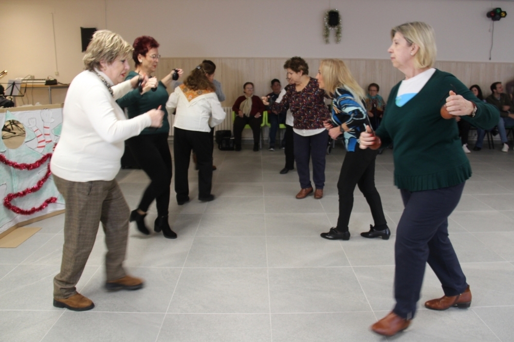 El Centro de Mayores celebra la Navidad con música y baile 