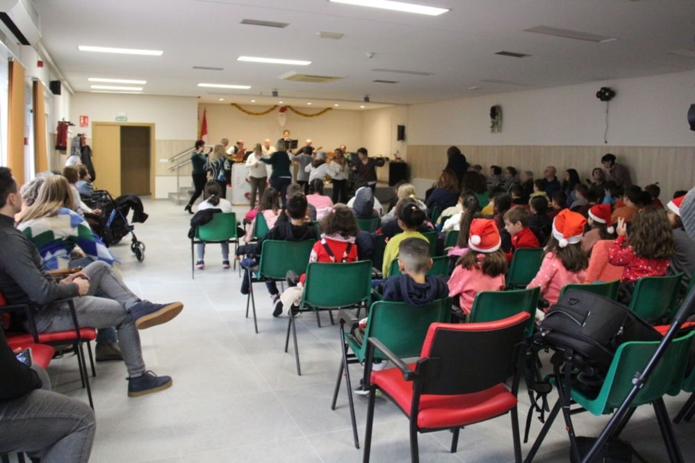 El Centro de Mayores celebra la Navidad con música y baile 