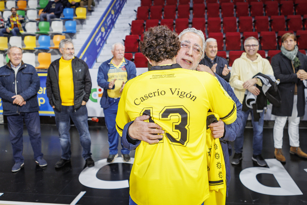 Francisco Ruiz se abraza a su padre, Paco Ruiz.