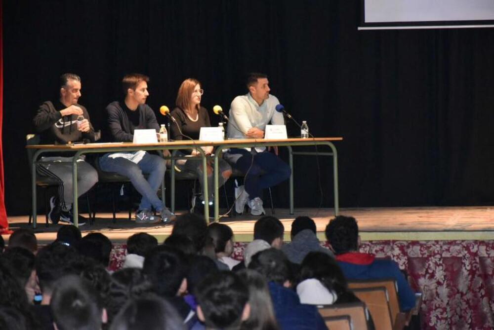 300 alumnos conocen a los deportistas de Daimiel