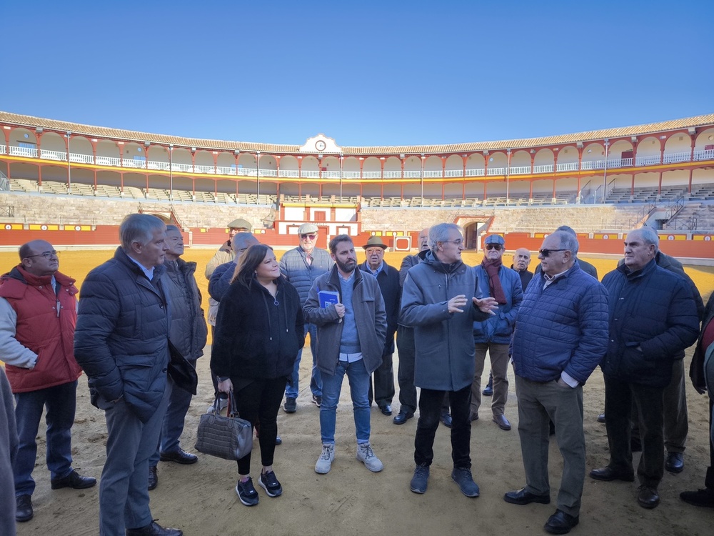 El Ateneo Taurino conoce la remozada plaza de la capital