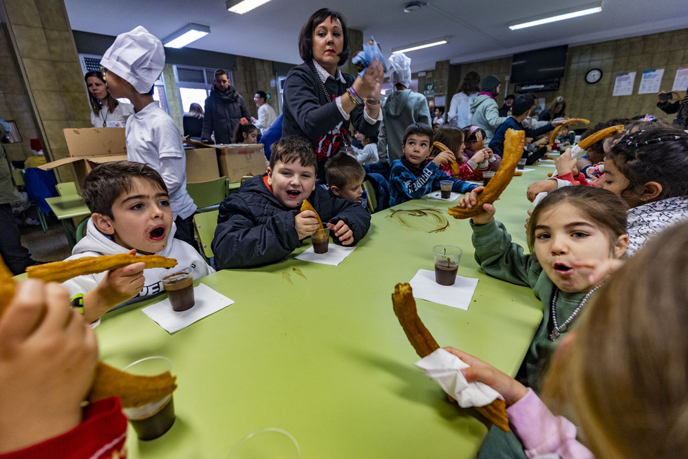 Una chocolatada en honor del fundador del CEIP Pérez Molina