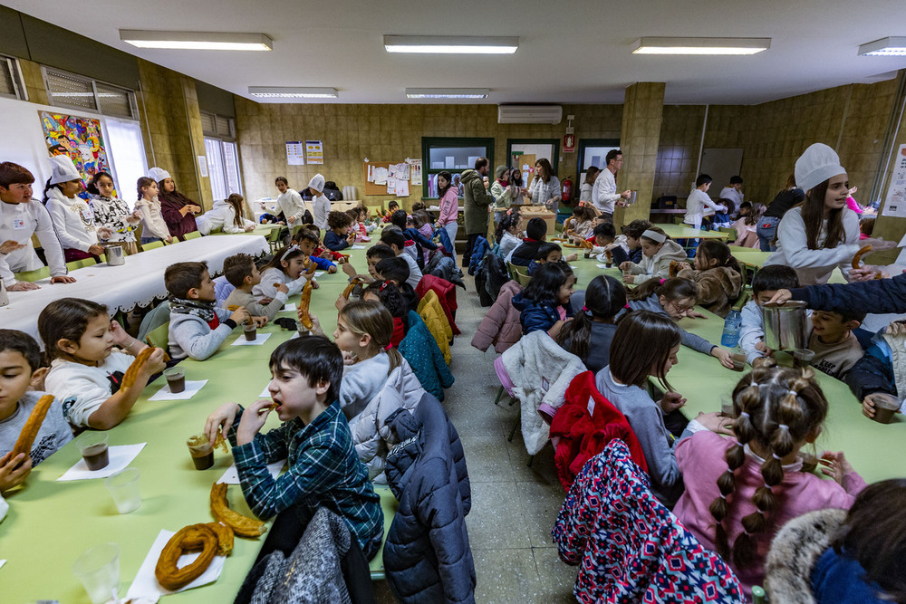 Una chocolatada en honor del fundador del CEIP Pérez Molina