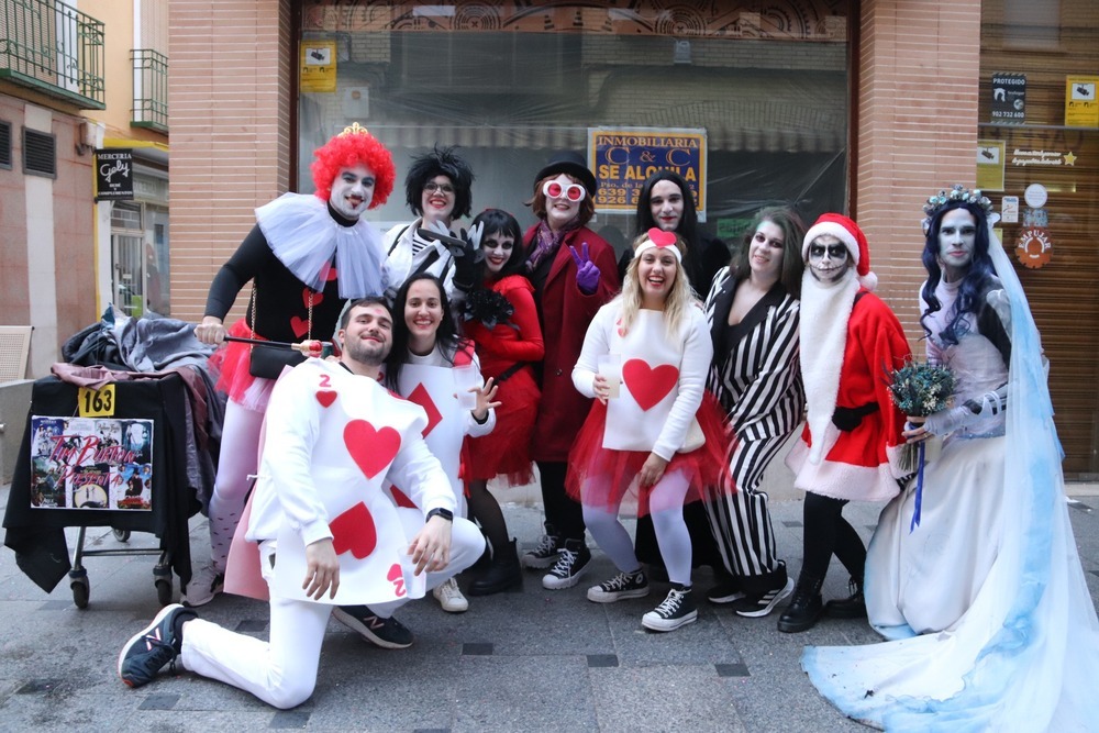 El concurso de máscaras llenó de color (y humor) la calle Empedrada