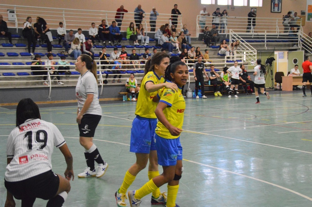 Las jugadoras del Salesianos Puertollano celebran un gol.