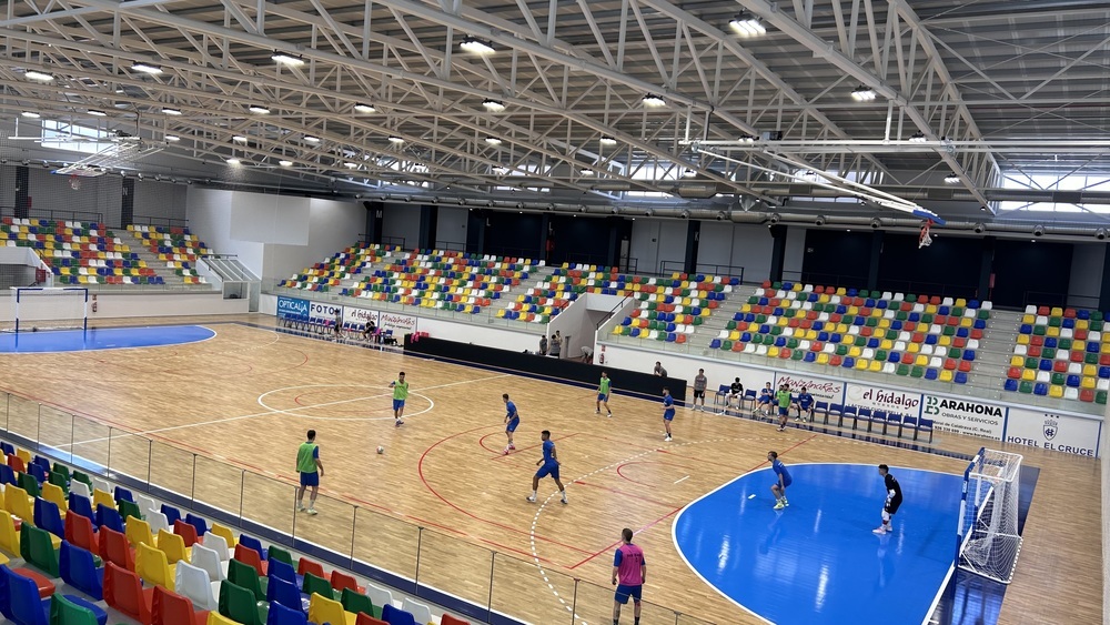 Los jugadores del Quesos El Hidalgo Manzanares se han entrenado este viernes en el Manzanares Arena por primera vez.