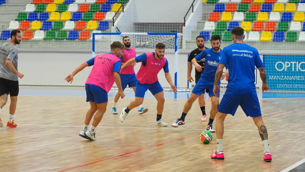 Los jugadores del Quesos El Hidalgo Manzanares se han entrenado este viernes en el Manzanares Arena por primera vez.