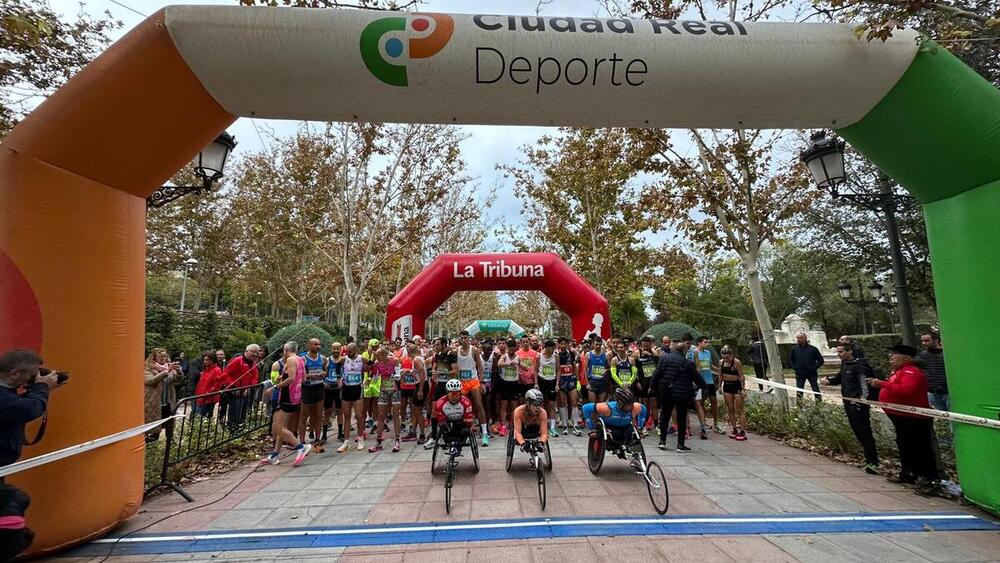 Los participantes, preparados para tomar la salida en el Parque de Gasset.