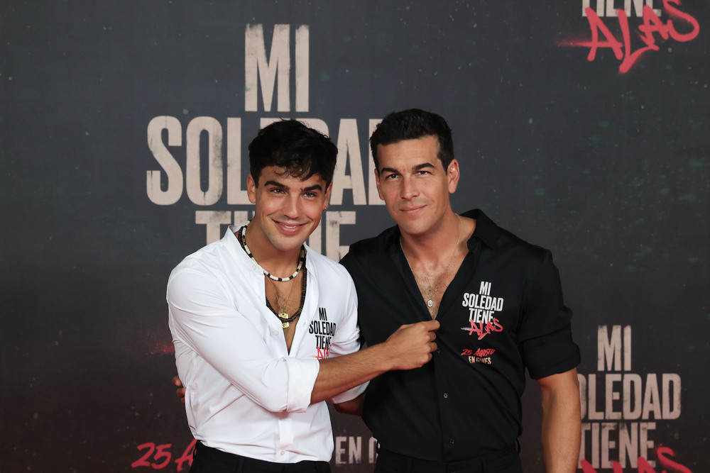 El actor Óscar Casas (i) junto a su hermano y director del film Mario Casas (d) posan durante la presentación de la nueva película dirigida por Mario Casas 