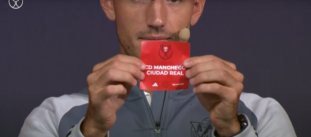 Momento en el que aparece la papeleta del CD Manchego en el sorteo de Copa del Rey.