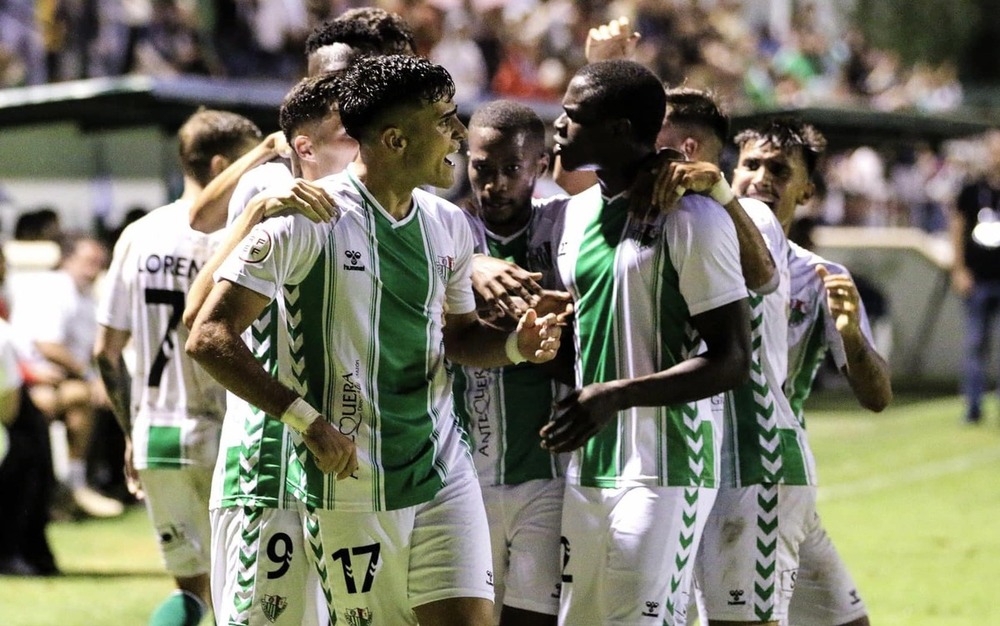 Los jugadores del Antequera celebran un gol.