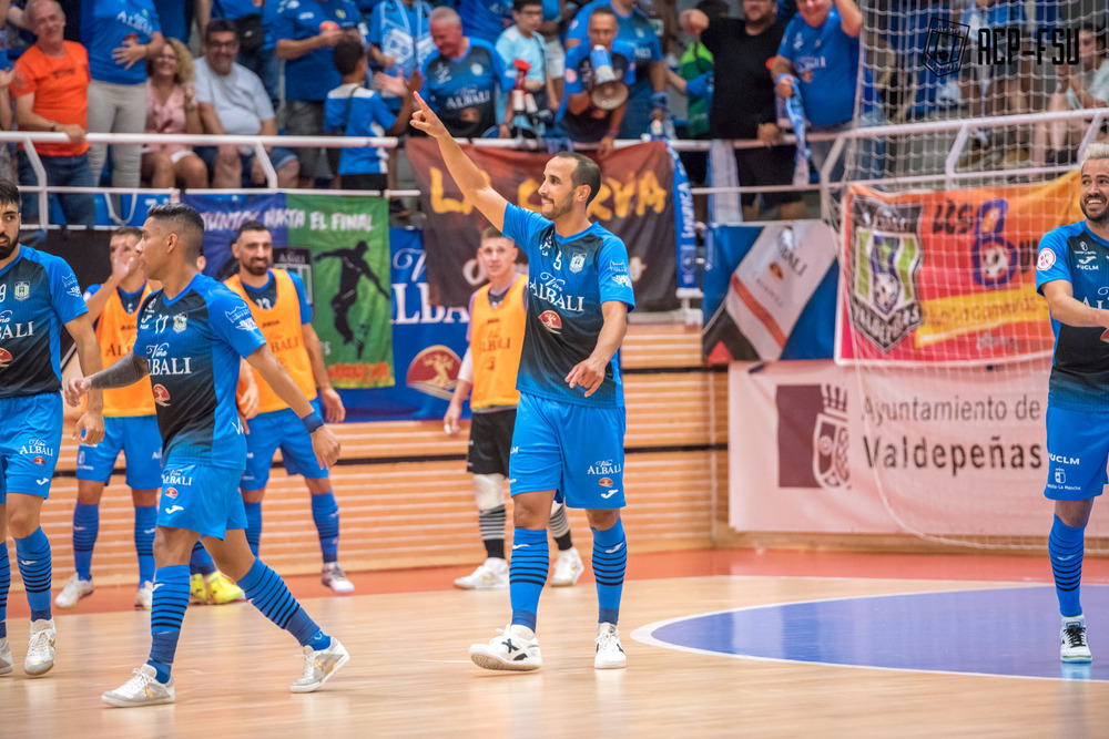 Boyis dedica un gol a la grada en un encuentro del Viña Albali del Torneo Internacional Mucho Más.