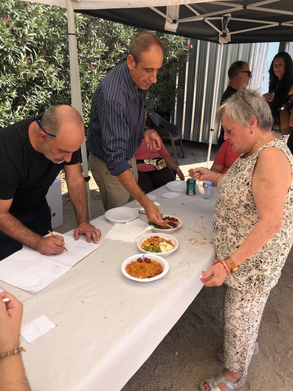 Más participación en las tradicionales migas en El Pilar