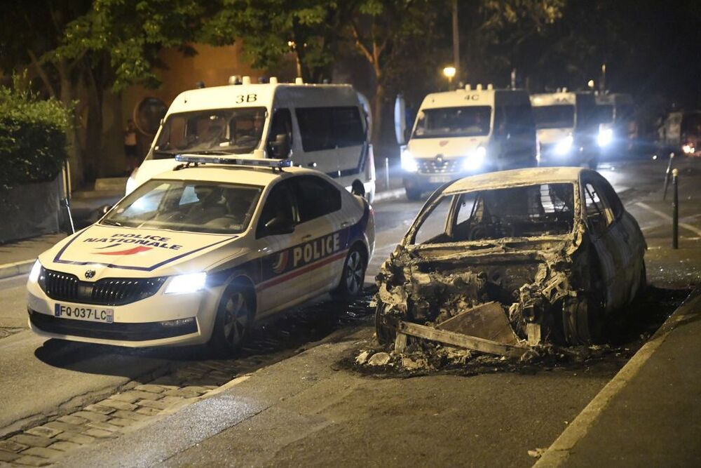 Riots in Nanterre after teenager was killed by police  / JULIEN MATTIA