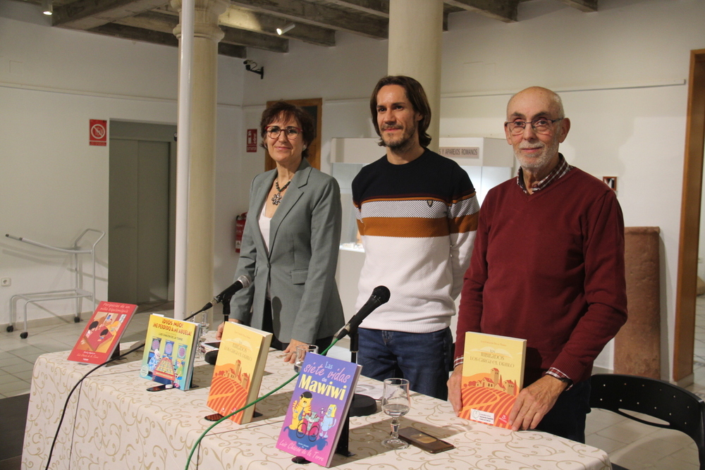 Luis Chacón presenta sus libros solidarios contra el cáncer