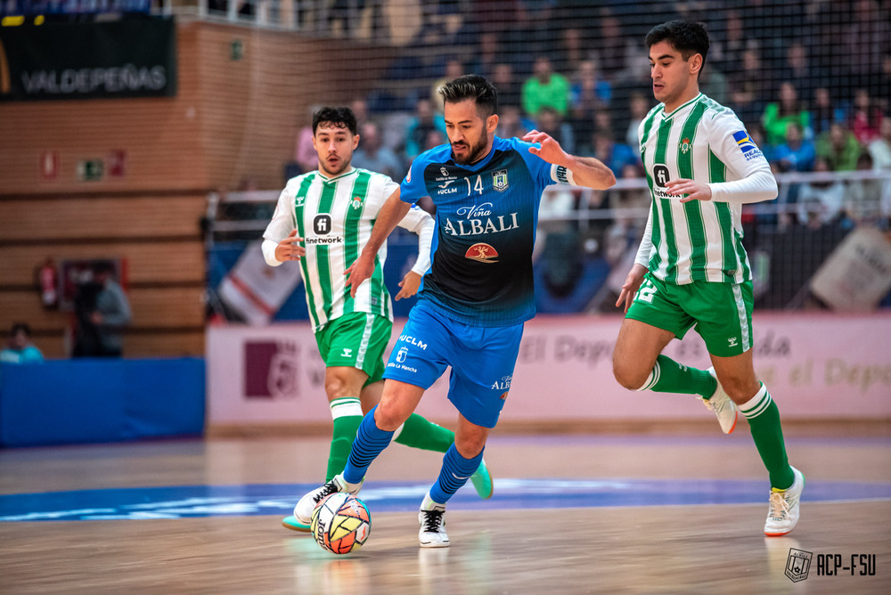 Rafael Rato se lleva un balón.