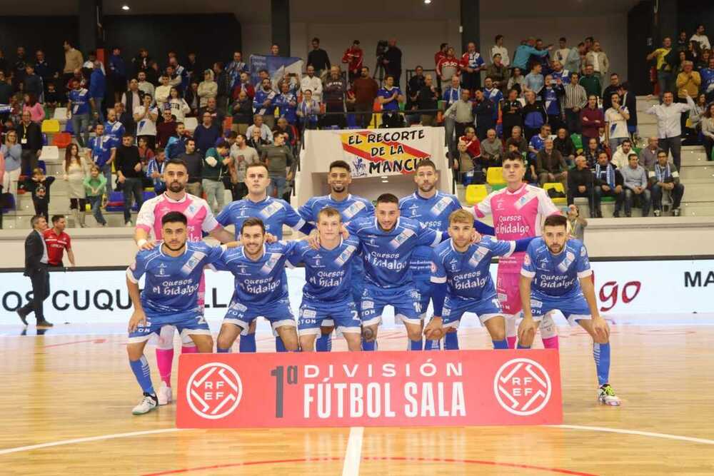 La plantilla del Quesos El Hidalgo Manzanares, antes de un partido.