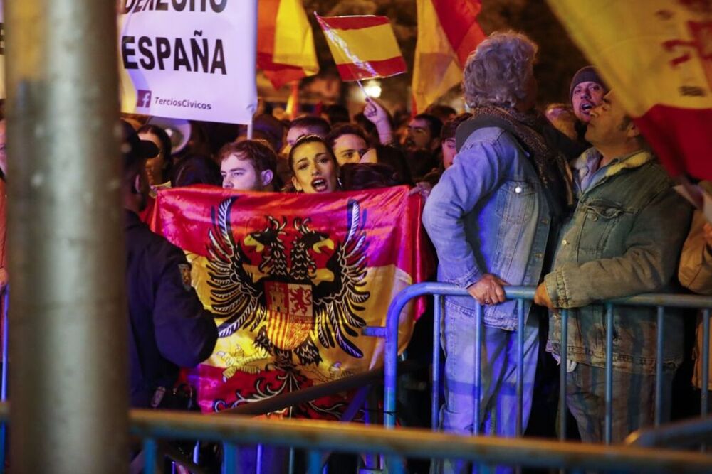 Miles de personas protestan contra la amnistía frente a Ferraz