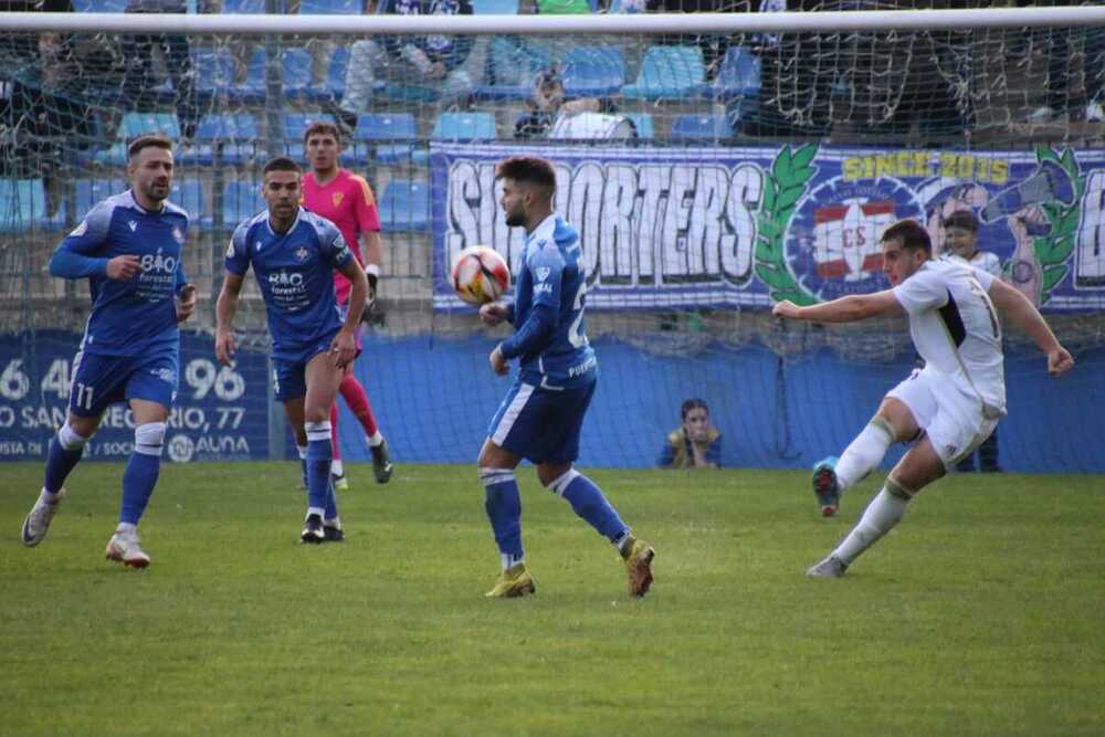 Un defensa del Atlético Albacete despeja un balón.